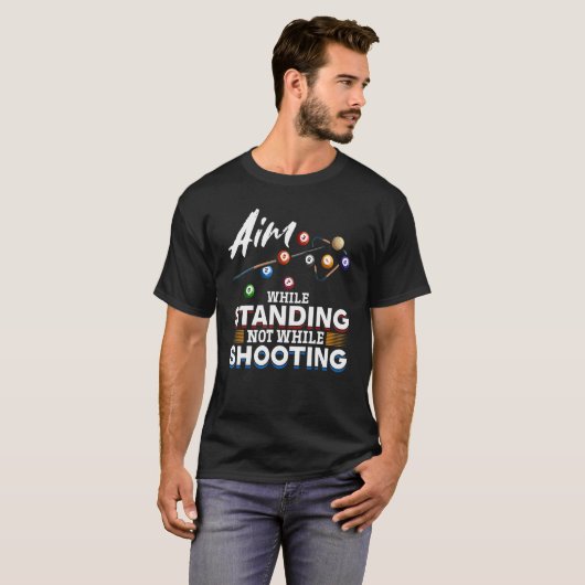 Billiard Pool Aim terwijl u niet staat terwijl u s T-shirt (Voorkant volledig)