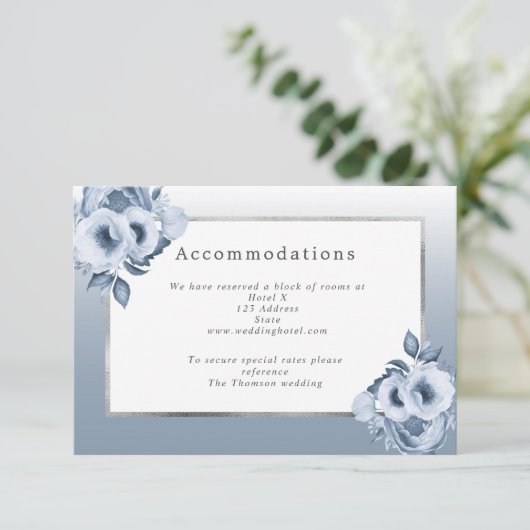 Bindende woningen stoffige blauwe bloemen wit informatiekaartje (Staand voorkant)