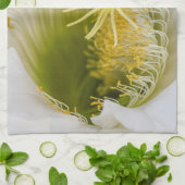 Binnen van een witte cactus in bloei theedoek (Gevouwen)