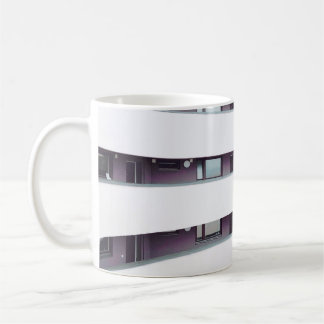 Binnenin wit gebouw koffiemok