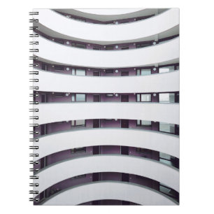 Binnenin wit gebouw notitieboek