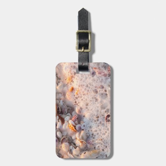 Binnenkomend Surf en zeeschelpen op het eiland San Bagagelabel (Voorkant verticaal)