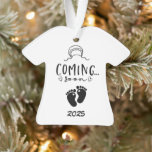 Binnenkort Baby Ornament<br><div class="desc">Vier het plezier van een nieuw begin met dit "Coming Soon Baby"-ornament - een lieve en stijlvolle manier om een zwangerschap aan te kondigen of te eren tijdens het vakantieseizoen. Perfect voor aanstaande ouders, baby showers of als een gedenkwaardige aandenken voor uw kerstboom. Een mooie herinnering dat het beste cadeau...</div>