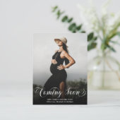 Binnenkort beschikbaar Foto Zwangerschap Aankondig Aankondigingskaart (Staand voorkant)