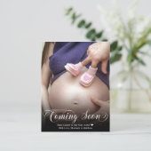 Binnenkort beschikbaar Foto Zwangerschap Aankondig Aankondigingskaart (Staand voorkant)