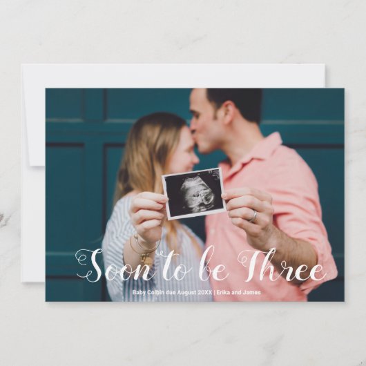 Binnenkort drie foto-overlay, aangepaste zwangersc aankondiging (Voorkant)