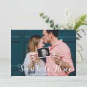 Binnenkort drie foto-overlay, aangepaste zwangersc aankondiging (Staand voorkant)