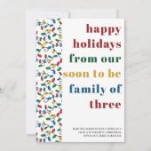 Binnenkort familie van drie kleurrijke Typografie Feestdagenkaart (Voorkant)