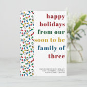 Binnenkort familie van drie kleurrijke Typografie Feestdagenkaart (Staand voorkant)