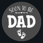 Binnenkort gepromoveerd tot pap ronde sticker<br><div class="desc">Binnenkort te zijn papa gepromoveerd tot papa Funny Crew Graphic design Gift Classic Ronde Sticker Classic Collectie.</div>