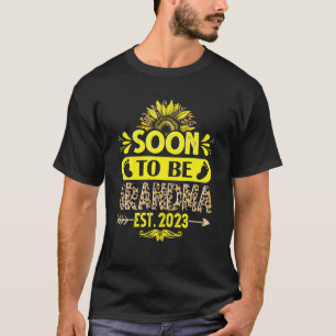 Binnenkort grootmoeder 2023 met bloederige moeder. t-shirt
