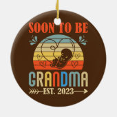 Binnenkort grootmoeder 2023 vrouwen Zwangerschap Keramisch Ornament (Achterkant)