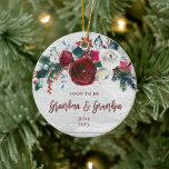 Binnenkort grootmoeder en grootpa gepersonaliseerd keramisch ornament<br><div class="desc">Binnenkort om grootma & opa gepersonaliseerd Floral Ceramic Ornament te zijn. Personaliseer met uw douaneinformatie op zowel voor als rug.</div>