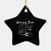 Binnenkort in een ziekenhuis in de buurt. keramisch ornament (Achterkant)