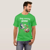 Binnenkort komt er een moeder met ooievaar Baby T-shirt (Voorkant volledig)