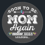 Binnenkort om mam weer 2024 laden ronde sticker<br><div class="desc">Binnenkort to Be Mom Again 2024 Laden Gepromoveerd naar Mom Funny Crew Graphic design Gift Classic Ronde Stickers Classic Collectie.</div>