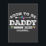 Binnenkort papa 2025 aan het laden briefkaart<br><div class="desc">Binnenkort papa 2025 aan het laden Bevorderd tot papa Grappige bemanning Grafisch ontwerp Cadeau Standaard ansichtkaart Klassieke Collectie.</div>