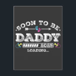 Binnenkort papa 2025 aan het laden briefkaart<br><div class="desc">Binnenkort papa 2025 aan het laden Bevorderd tot papa Grappige bemanning Grafisch ontwerp Cadeau Standaard ansichtkaart Klassieke Collectie.</div>