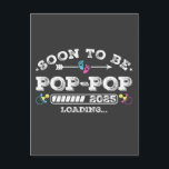Binnenkort Pop-Pop 2025 Loading Briefkaart<br><div class="desc">Binnenkort te zijn Pop-Pop 2025 Loading Gepromoveerd tot opa Funny Crew Grafisch ontwerp Gift Standaard Briefkaart Classic Collectie.</div>