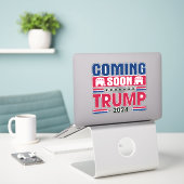 Binnenkort Trump 2024 Sticker (Laptop op bureau)