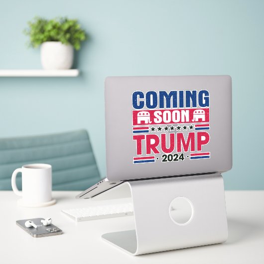Binnenkort Trump 2024 Sticker (Laptop op bureau)