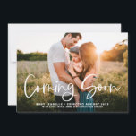 Binnenkort verkrijgbaar Moderne kalligrafie Foto's<br><div class="desc">Er komt binnenkort een baby! kondig het grote nieuws aan met deze leuke foto-zwangerschapskaart. Het is voorzien van 'Binnenkort' moderne kalligrafie-bekleding en een geel waterverf bloempatroon. Personaliseer door uw foto en details toe te voegen. Deze scriptfoto-zwangerschapskaart is perfect voor genderneutrale aankondigingen.</div>