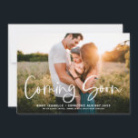 Binnenkort verkrijgbaar Moderne kalligrafie Foto's<br><div class="desc">Er komt binnenkort een baby! kondig het grote nieuws aan met deze leuke foto-zwangerschapskaart. Het is voorzien van 'Binnenkort' moderne kalligrafie-bekleding en een geel waterverf bloempatroon. Personaliseer door uw foto en details toe te voegen. Deze scriptfoto-zwangerschapskaart is perfect voor genderneutrale aankondigingen.</div>