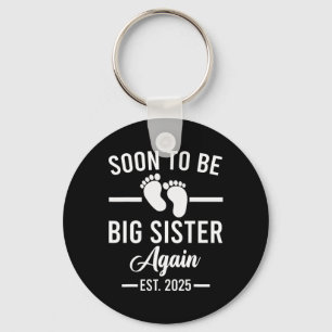 Binnenkort weer Big Sister Est. 2025 Nieuwe zuster Sleutelhanger