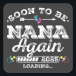 Binnenkort weer Nana 2025 aan het laden Vierkante Sticker<br><div class="desc">Binnenkort te zijn Nana Again 2025 Loading Promoted to Mom Funny Crew Grafisch ontwerp Gift Square Stickers Classic Collectie.</div>