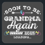Binnenkort weer oma 2025 aan het laden vierkante sticker<br><div class="desc">Binnenkort om oma weer te zijn 2025 Loading Gepromoveerd tot oma Funny Crew Grafisch ontwerp Gift Square Stickers Classic Collectie.</div>