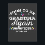 Binnenkort weer oma in 2025 aan het laden briefkaart<br><div class="desc">Binnenkort weer oma in 2025 Oma geworden Leuk Crew Grafisch ontwerp Cadeau Standaard ansichtkaart Klassieke Collectie.</div>