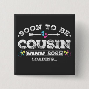 Binnenkort wordt Cousin 2025 Loading Square Vierkante Button 5,1 Cm