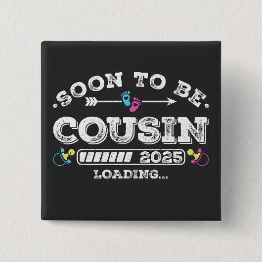 Binnenkort wordt Cousin 2025 Loading Square Vierkante Button 5,1 Cm (Voorkant)