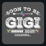 Binnenkort wordt Gigi 2025 geladen Vierkante Sticker<br><div class="desc">Binnenkort te worden Gigi 2025 Loading Gepromoveerd tot Oma Funny Crew Grafisch ontwerp Gift Square Stickers Classic Collectie.</div>