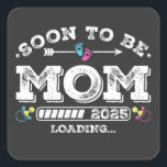 Binnenkort wordt mama 2025 vierkante sticker<br><div class="desc">Binnenkort om moeder te zijn 2025 Loading Promoted to Mom Funny Crew Grafisch ontwerp Gift Square Stickers Classic Collectie.</div>