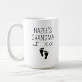 Binnenkort wordt oma gepromoveerd tot oma Est 2025 Koffiemok (Links)