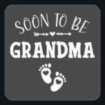 Binnenkort wordt oma gepromoveerd tot oma vierkante sticker<br><div class="desc">Binnenkort wordt Grootmoeder gepromoveerd tot oma Funny Crew Graphic design Gift Square Sticker Classic Collectie.</div>