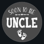 Binnenkort wordt oom gepromoveerd tot oom ronde sticker<br><div class="desc">Binnenkort wordt Uncle gepromoveerd tot Uncle Funny Crew Graphic design Gift Classic Ronde Sticker Classic Collectie.</div>