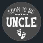 Binnenkort wordt oom gepromoveerd tot oom ronde sticker<br><div class="desc">Binnenkort wordt Uncle gepromoveerd tot Uncle Funny Crew Graphic design Gift Classic Ronde Sticker Classic Collectie.</div>