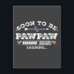 Binnenkort wordt Pawpaw 2025 geladen Briefkaart<br><div class="desc">Binnenkort te zijn Pawpaw 2025 Loading Gepromoveerd tot Opa Funny Crew Grafisch ontwerp Gift Standaard Briefkaart Classic Collectie.</div>