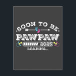 Binnenkort wordt Pawpaw 2025 geladen Briefkaart<br><div class="desc">Binnenkort te zijn Pawpaw 2025 Loading Gepromoveerd tot Opa Funny Crew Grafisch ontwerp Gift Standaard Briefkaart Classic Collectie.</div>
