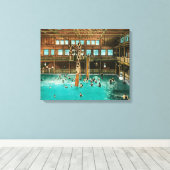 Binnenste Uitzicht van de zwembadkuipen Canvas Afdruk (Insitu (Houten vloer))