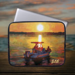 Binnenvaren in de soonsonderste neopreenlaptophoes laptop sleeve<br><div class="desc">Deze gepersonaliseerde laptophoes is voorzien van een afbeelding van een boot die naar de zon op Hilton Head Island gaat. Voeg je initialen of een korte naam toe. Of, als u geen tekst wilt, schrap enkel de placeholder tekst. Dit sleeve wordt gemaakt van neopreen, en het kenmerkt een originele foto...</div>