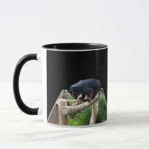 Binturong (Bearcat) die op een stam staat, Mok