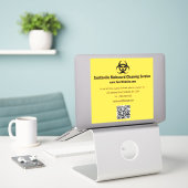 Biohazard Industry - Zwart op een gele achtergrond Sticker (Laptop op bureau)
