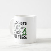 Biologen nemen celfies koffiemok (Voorkant links)