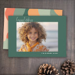 Biologische lijn Abstracte kunst - 1 foto Jade Cor Feestdagenkaart<br><div class="desc">Een organische abstracte lijnkunst met groene en koraalkleuren. Het moderne ontwerp benadrukt uw favoriete foto voor het kerstseizoen. De voorkant bevat ook een kalligrafie lettertype voor de begroeting en een eenvoudig abstract kunstpatroon op de achterkant. Als u iets wilt verplaatsen, klikt u op de knop Aanpassen om wijzigingen aan te...</div>