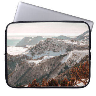 BIRD-EYE UITZICHT VAN SNEEUWGEDEKT MOUNTAIN ONDER  LAPTOP SLEEVE