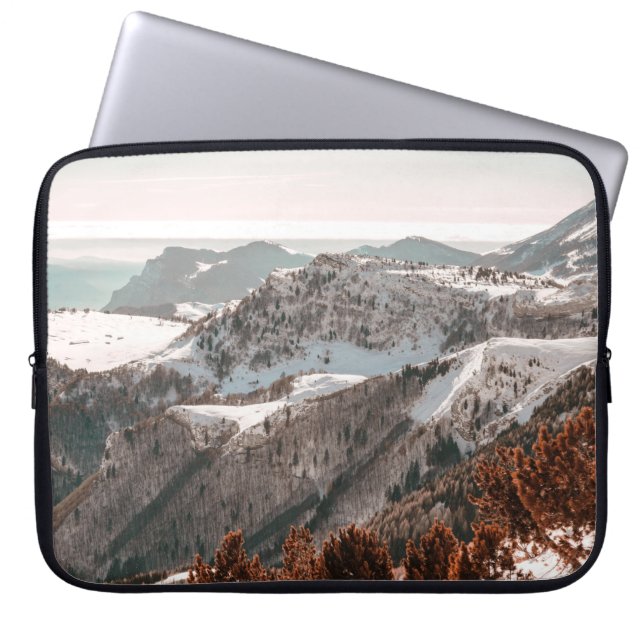 BIRD-EYE UITZICHT VAN SNEEUWGEDEKT MOUNTAIN ONDER  LAPTOP SLEEVE (Voorkant)