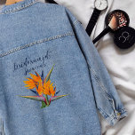 Bird of Paradise Bloemen Bruidsmeisje Naam Denim Jacket<br><div class="desc">Bruidsmeisje denim jas met sinaasappel, paradijsvogelbloemen ontwerp en personalisatie. Verwoording en exotische bloemen afbeelding is op de rug. "Bruidsmeisje" tekst is in donkerblauw schrift met een plaats voor haar naam eronder. Heldere oranje bloemetjes met donkerblauw en groen blad maken een gedurfd en mooi design en speciaal cadeau voor leden van...</div>